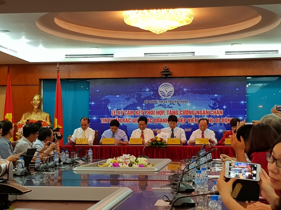 5 nhà mạng cam kết ngăn chặn tin nhắn rác, người đứng đầu phải chịu trách nhiệm - 1
5 nhà mạng cùng ký cam kết ngăn chặn tin nhắn rác.