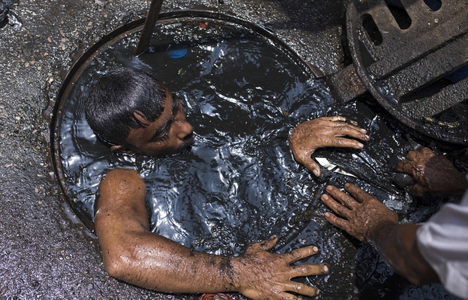 Những công nhân dọn cống tại thành phố Dhaka không được cung cấp bất kỳ thiết bị bảo hộ nào dù số người chết vì công việc này đang ở mức báo động.