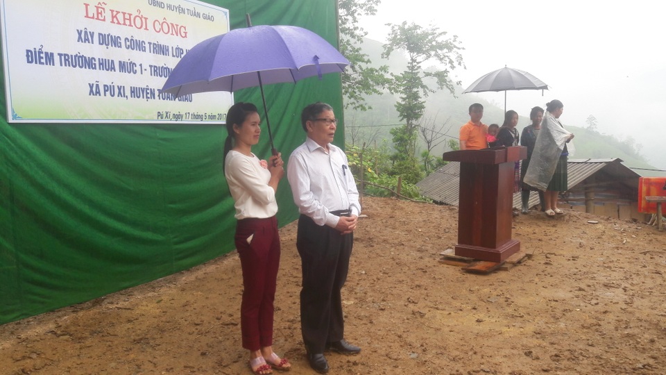 Khởi công xây dựng công trình phòng học Dân trí tại Điện Biên - 3
Lễ khởi công phòng học Dân trí tại bản Hua Mức diễn ra dưới trời mưa nhỏ nên mọi công việc được rút ngắn, đơn giản nhưng đầy ý nghĩa (trong ảnh: nhà báo Nguyễn Lương Phán phát biểu tại lễ khởi công)