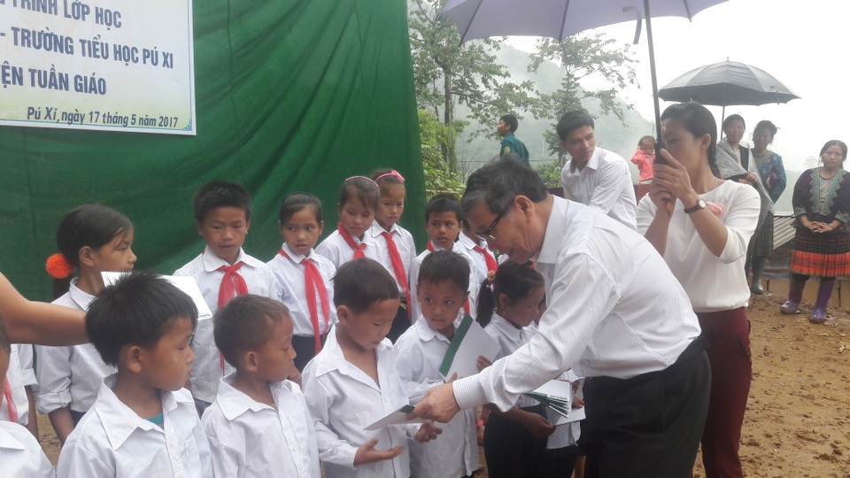 Khởi công xây dựng công trình phòng học Dân trí tại Điện Biên - 6
Nhà báo Nguyễn Lương Phán, Phó TBT báo Dân trí trao 20 suất học bổng đến 20 em học sinh có hoàn cảnh khó khăn ở xã Pú Xi