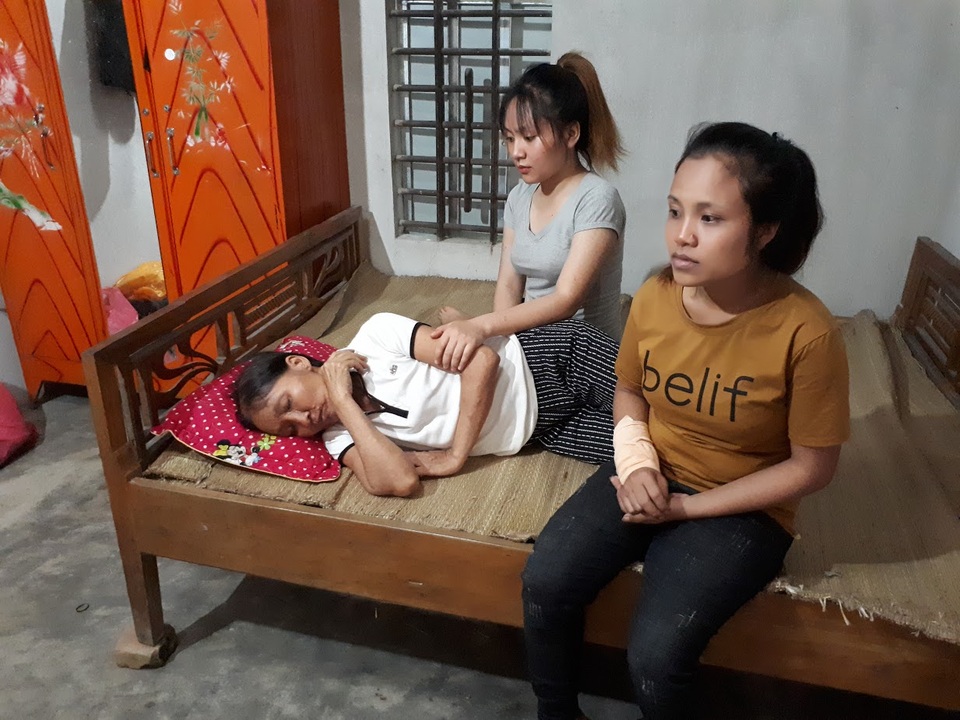 Nguyễn Thị Hương con gái đầu của bà Khuyên cũng bị bệnh tật. Cổ tay phải em vừa vừa xuất hiện những cơn đau và chứng tê liệt