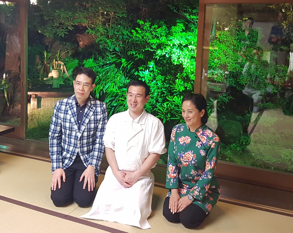 Câu trả lời “đắt giá” của đầu bếp nhà hàng lươn 227 năm tuổi ở Tokyo - 1
Anh Otani Shinichiro - đầu bếp nhà hàng Jubako (giữa) chụp hình cùng ông Khương Anh Văn - Chủ tịch Menard Việt Nam.