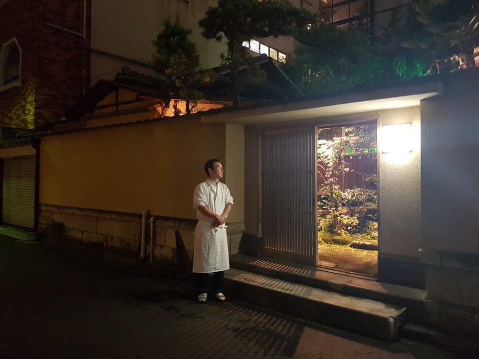 Câu trả lời “đắt giá” của đầu bếp nhà hàng lươn 227 năm tuổi ở Tokyo - 4
Otani Shinichiro đứng chờ vị khách cuối cùng ra khỏi nhà hàng khi đêm xuống, và nói lời cảm ơn chân thành tới vị khách đã thưởng thức tại nhà hàng. Đầu bếp đời thứ 8 của nhà hàng 227 năm tuổi cũng nói rằng, anh cảm thấy ngày đoàn chúng tôi có mặt và thưởng thức bữa ăn ngon tại nhà hàng Jubako là ngày đáng nhớ của anh.