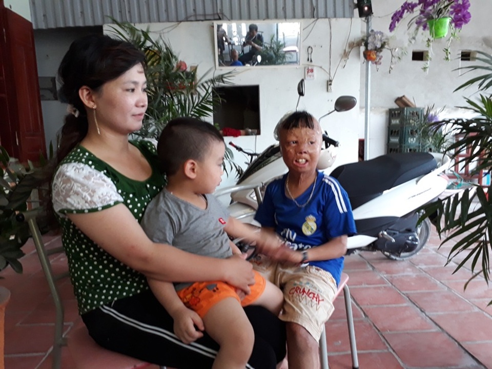 Ước mơ làm lính cứu hỏa của cậu bé bị cha tẩm xăng đốt - 6
Linh cùng mẹ và người em trai cùng mẹ khác cha.