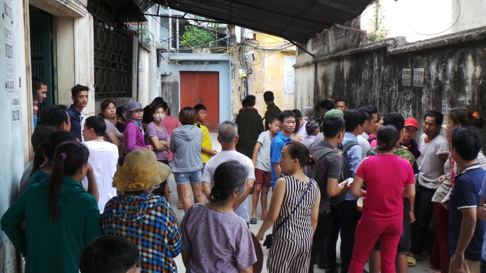 Hà Nội: Nghi án bé trai 33 ngày tuổi bị dìm chết trong chậu nước - 1
Gia đình và xóm làng bàng hoàng trước vụ án mạng quá kinh hãi.