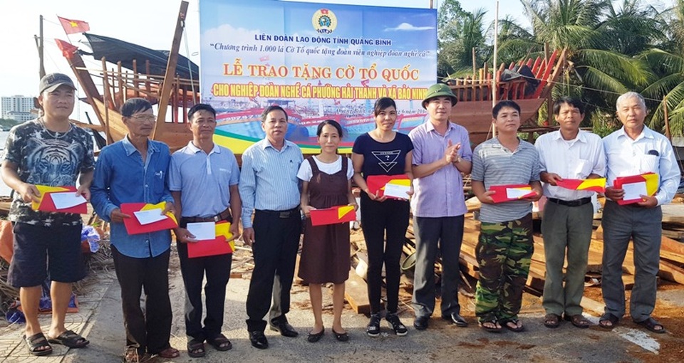 Lá cờ Tổ quốc và hành trình cùng ngư dân khẳng định chủ quyền biển đảo - 1
Liên đoàn lao động tỉnh Quảng Bình trao tặng cờ Tổ quốc cho nghiệp đoàn nghề cá phường Hải Thành và xã Bảo Ninh