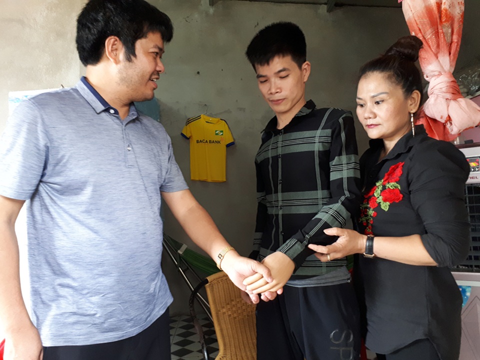 Hạnh phúc tràn ngập của người cha trẻ mất đôi tay chăm con thơ được chắp đôi tay mới - 10 Với cánh tay điện tử khá linh hoạt Hải cũng có thể bắt tay tình cảm với mọi người.