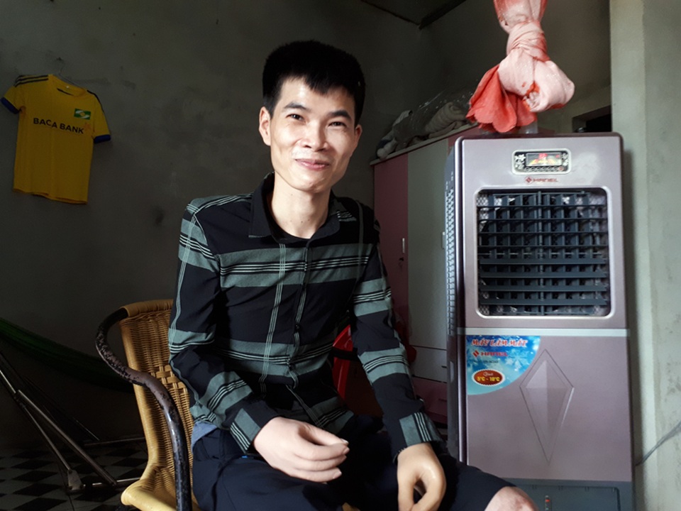 Hạnh phúc tràn ngập của người cha trẻ mất đôi tay chăm con thơ được chắp đôi tay mới - 11 Phải cố gắng, nỗ lực tập luyện rất nhiều nữa Hải mới có thể sử dụng đôi tay nhân ái này. Nhưng như Hải cho biết, chỉ cần em có thể tự bưng nước, tự vệ sinh cho mình cũng đã mãn nguyện lắm rồi. Trong giây phút hạnh phúc người cha trẻ không quên gửi lời cảm ơn chân thành tới Báo Dân trí, tới các nhà hảo tâm đã sẻ chia, giúp đỡ em và đứa con thơ bé bỏng. Hải hứa sẽ gắng tập luyện, dùng số tiền còn lại của các nhà hảo tâm để chăm nuôi đứa con trai chịu nhiều thiệt thòi của mình.
