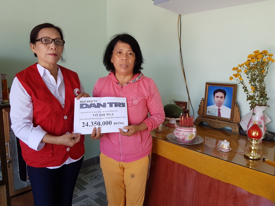 Đại diện chính quyền thị trấn Hà Lam trao tiền của bạn đọc Dân trí đến chị Ngọc