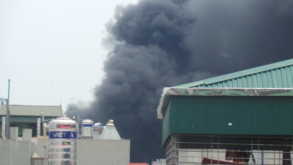 
Cột khói đen bốc cao...
