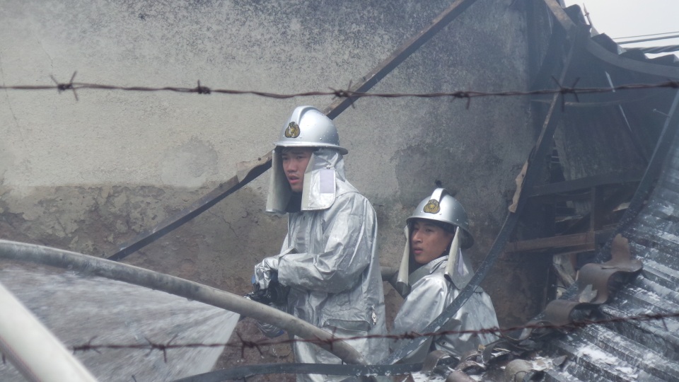 
Lực lượng chức năng tìm mọi cách tiếp cận đám cháy.
