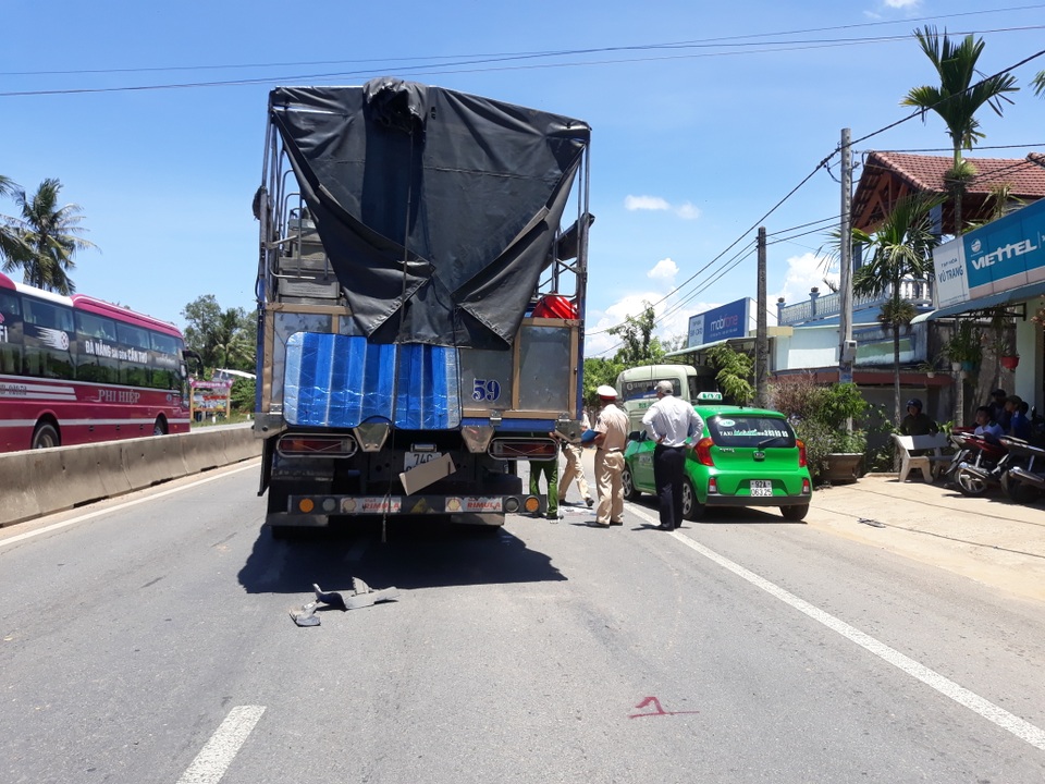 Xe tải gây tai nạn đã bị che biển kiểm soát