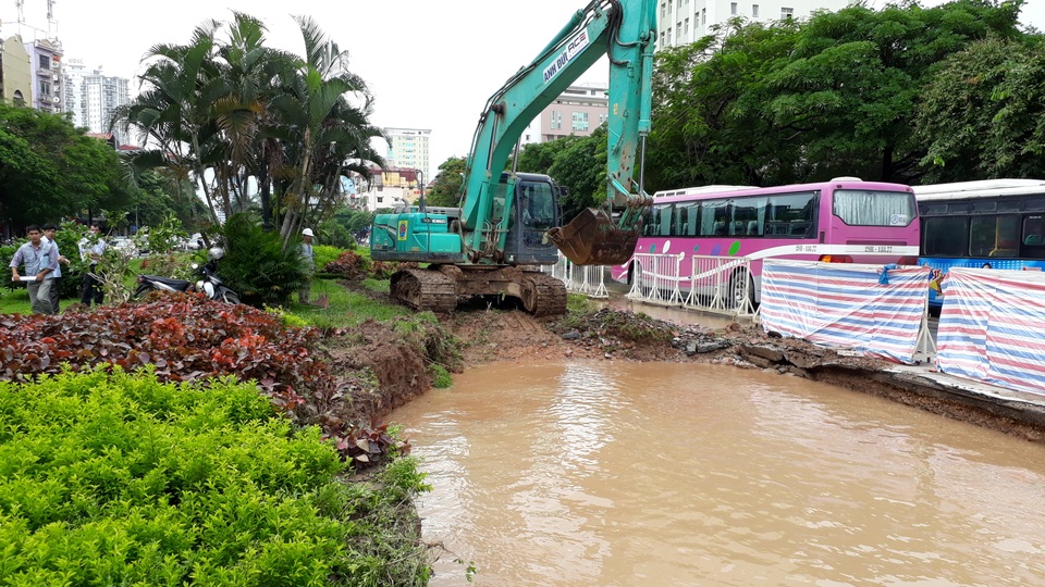 Hà Nội: Cả phường mất nước vì đơn vị thi công làm vỡ đường ống - 1 Hà Nội: Cả phường mất nước vì đơn vị thi công làm vỡ đường ống - 1