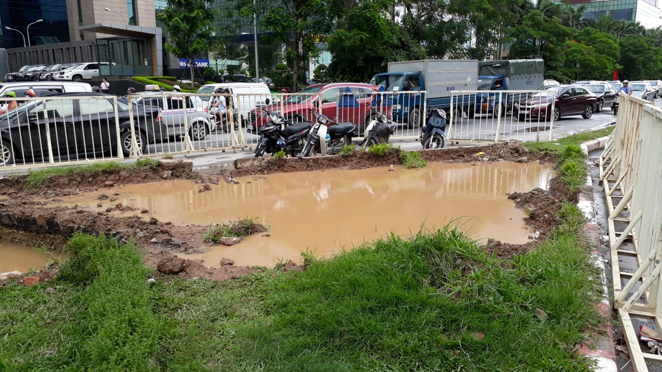 Hà Nội: Cả phường mất nước vì đơn vị thi công làm vỡ đường ống - 2 Hiện trường vụ việc, đơn vị thi công đang khắc phục sự cố.