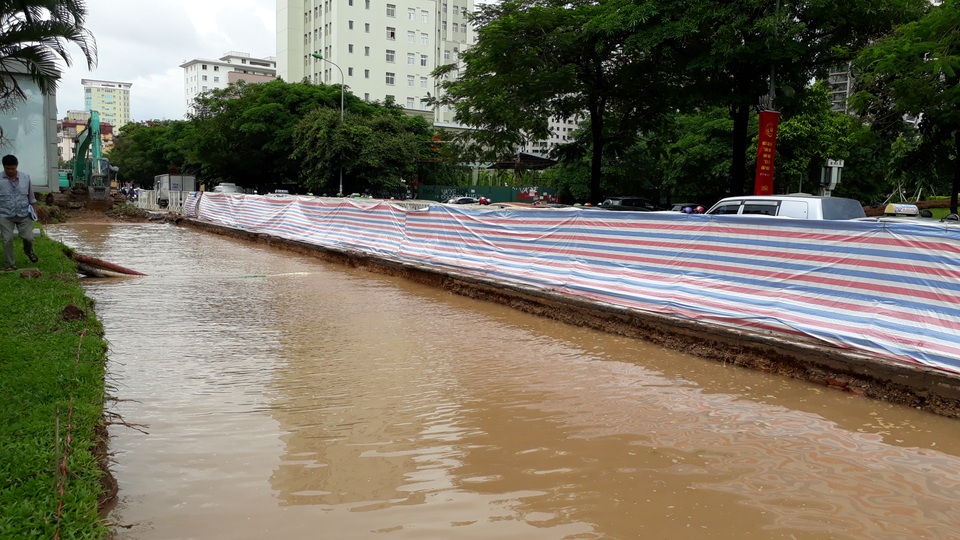 Hà Nội: Cả phường mất nước vì đơn vị thi công làm vỡ đường ống - 3 Công ty Cổ phần Viwaco cho biết, chưa thể tính toán được số lượng thất thoát từ sự cố vỡ ống sáng nay trên đường Trần Duy Hưng.