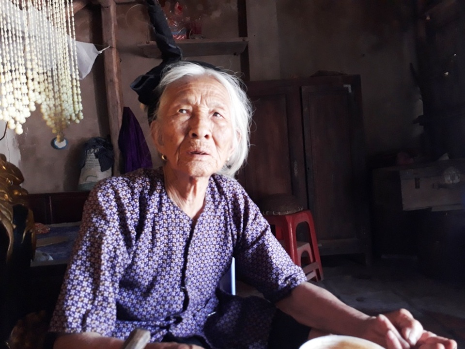 Cụ Phạm Thị Xệch năm nay đã 94 tuổi nhưng cũng phải đóng góp 750.000 đồng tiền xây dựng nhà văn hóa