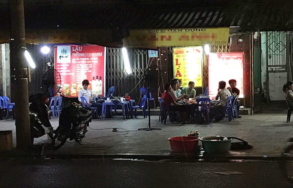 Phố lẩu vỉa hè 200 ngàn đồng/nồi ở Hà Nội âm thầm biến mất - 1
Phố lẩu Phùng Hưng sầm uất trước kia nay teo tóp, khách cũng thưa vắng dần