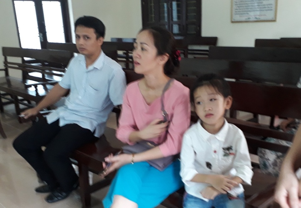 Hoãn xử phúc thẩm vụ “học sinh bị trúng thước, mù một mắt” - 2 Sau một lúc chờ đợi, gia đình nhận được thông báo phiên tòa tạm hoãn do có đơn xin tạm hoãn
