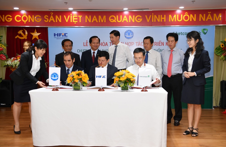 Vietcombank, HFIC và Sawaco ký thỏa thuận hợp tác phát triển hệ thống cấp nước sạch - 3 Ông Phạm Quang Dũng - Tổng giám đốc Vietcombank (hàng đầu, ngoài cùng bên phải) cùng lãnh đạo HFIC và Sawaco ký kết thỏa thuận hợp tác