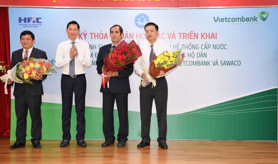 Vietcombank, HFIC và Sawaco ký thỏa thuận hợp tác phát triển hệ thống cấp nước sạch - 5
Ông Trần Vĩnh Tuyến - Phó Chủ tịch thường trực UBND TPHCM (thứ 2 từ trái sang) tặng hoa cho lãnh đạo Vietcombank, HFIC và Sawaco tại Lễ ký kết