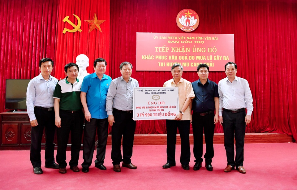 Vietcombank ủng hộ 3,4 tỷ đồng giúp đồng bào Tây Bắc khắc phục khó khăn sau lũ - 1 Vietcombank ủng hộ 3,4 tỷ đồng giúp đồng bào Tây Bắc khắc phục khó khăn sau lũ - 1