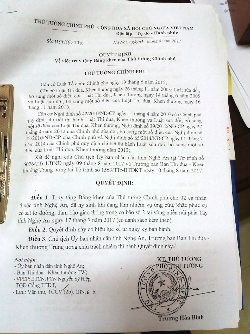
Ngày 11/8/2017, Thủ tướng Chính phủ đã có Quyết định 1184/QĐ-TTg truy tặng Bằng khen cho ông Thái Huy Hào và ông Phạm Văn Chung - PGĐ Công ty Cổ phần Trung Tín (Nghệ An).
