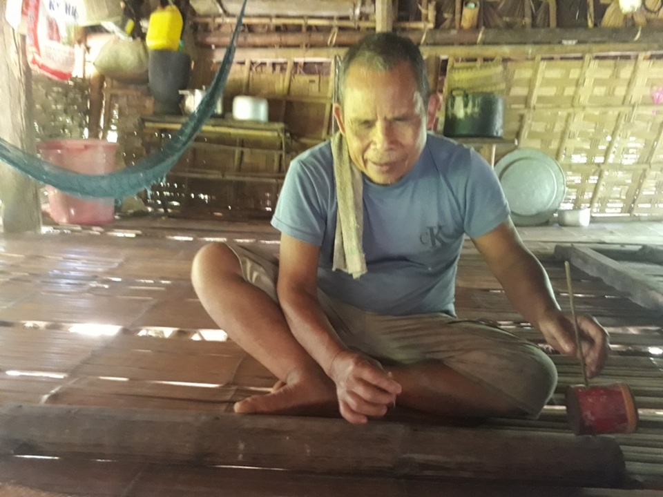 Thán phục ông lão mù "phăm phăm" lên rừng chặt tre, cuốc nương làm rẫy - 5 Mặc dù bị mù nhưng ông Thịnh vẫn lạc quan, yêu đời