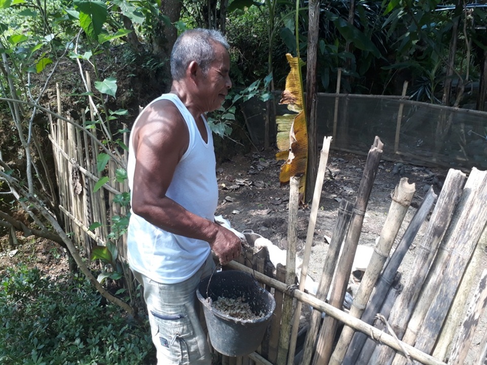 Thán phục ông lão mù "phăm phăm" lên rừng chặt tre, cuốc nương làm rẫy - 4 Bản thân bị khiếm khuyết về thể xác nhưng bù lại ông có một nghị lực phi thường