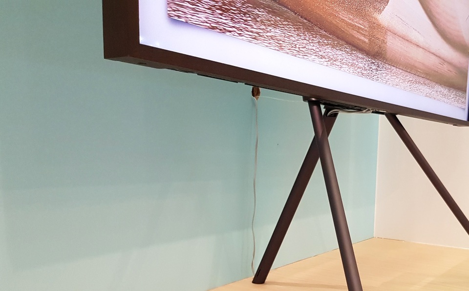 Cận cảnh TV “Khung tranh” giá 75 triệu đồng của Samsung tại Việt Nam - 3 Thiết kế tối giản kết nối trên TV