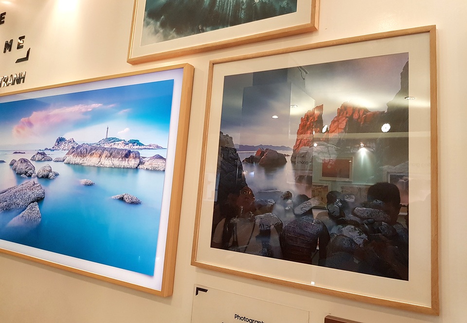 Cận cảnh TV “Khung tranh” giá 75 triệu đồng của Samsung tại Việt Nam - 5 TV The Frame (góc trái) có thể tự điều chỉnh ánh sáng hoặc tắt đèn nền.