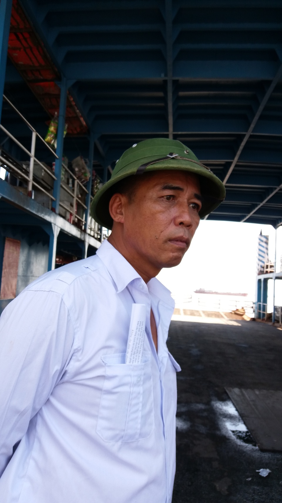 Bến phà Đình Vũ: Ngày mai không còn khách qua lại... - 6
Ông Trần Quốc Dũng, Trưởng phà 02 cảm thấy buồn khi phải xa rời ngôi nhà thứ 2 là Bến phà Đình Vũ