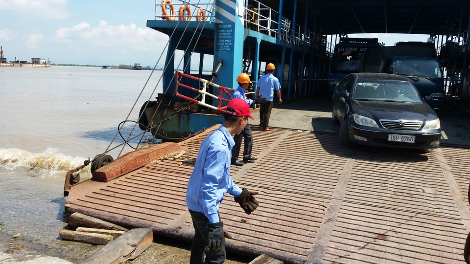 Bến phà Đình Vũ: Ngày mai không còn khách qua lại... - 2 Trước ngày dừng hoạt động, mọi hoạt động tị bến phà vẫn diễn ra bình thường