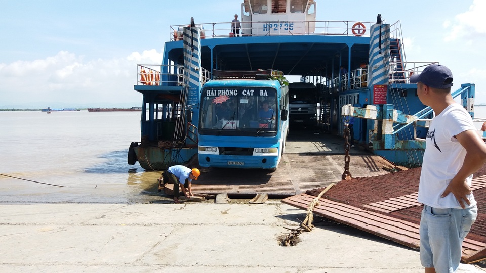 Bến phà Đình Vũ: Ngày mai không còn khách qua lại... - 4 Phà vẫn vào ra nhộn nhịp dù mai sẽ không còn khách qua lại