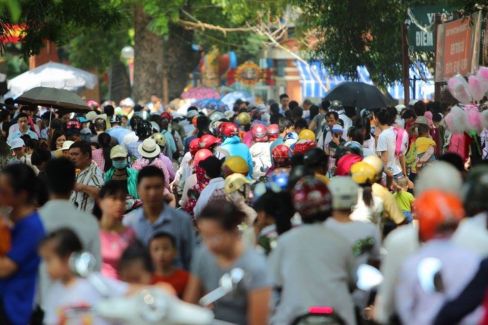 Tại Hà Nội, hàng loạt các địa điểm vui chơi, giải trí kẹt cứng người. Trong buổi sáng đầu tiên của kỳ nghỉ lễ, các ngả đường dẫn về công viên Thủ Lệ ùn tắc kéo dài. Hàng đoàn người phải xếp hàng dài, nhích từng chút một. Ảnh: Vietnamnet