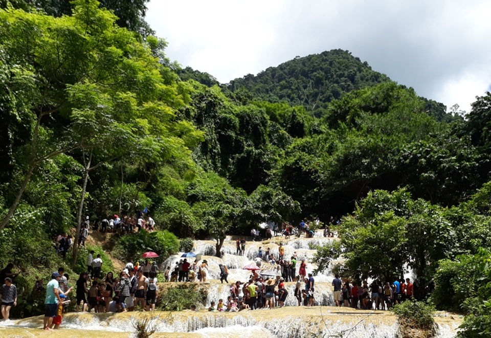 Một dòng thác còn nguyên vẻ hoang sơ, kỳ vỹ giữa núi rừng miền Tây xứ Thanh. Thác Mây còn là một trong những dòng thác đẹp nhất từ Bắc vào Nam.