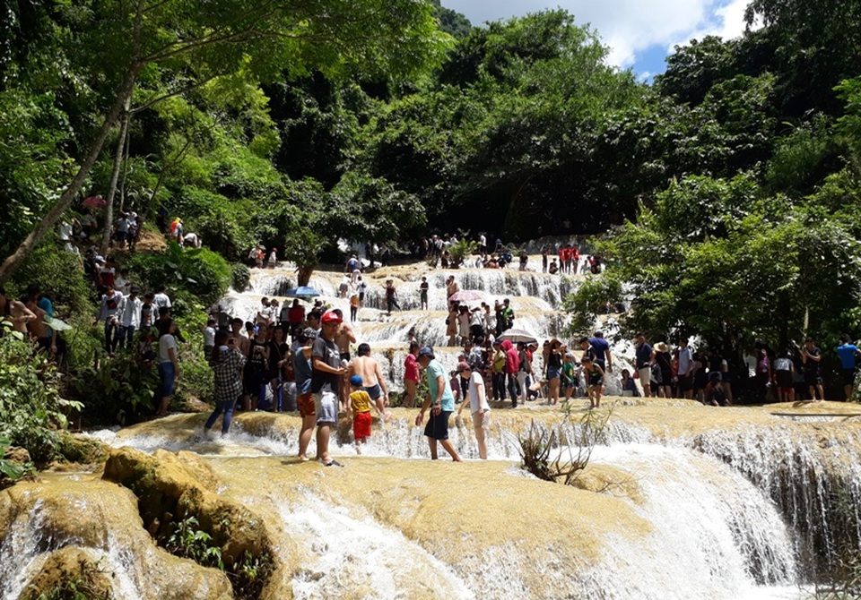 Đúng như tên gọi, thác Mây trùng trùng, điệp điệp với những tầng nước từ cao xuống thấp. Nhìn từ xa, dòng thác tạo cho du khách cảm giác về một vẻ đẹp đến ngỡ ngàng.