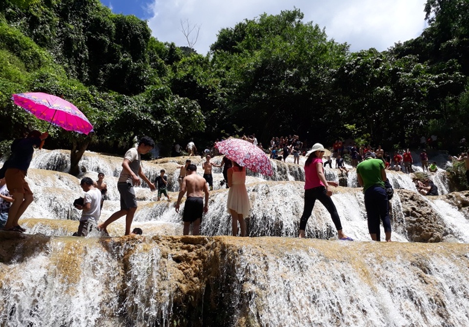 Sau khi trải nghiệm vẻ đẹp thiên nhiên của thác Mây, du khách có thể cắm trại hoặc xin nghỉ lại nhà dân, thưởng thức những món ăn truyền thống của người dân bản địa.