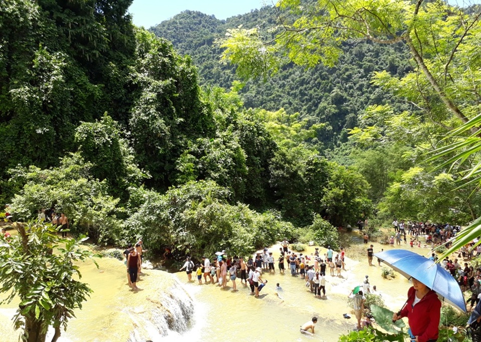 Thác Mây thường có nhiều nước vào khoảng tháng 8 trở đi. Những dòng thác tung bọt trắng xóa mềm mại từ trên đỉnh xuống.