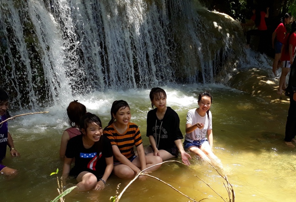 Thác Mây được tạo thành bởi dòng nước chảy từ độ cao khoảng 100m, với nhiều bậc thác gối lên và dưới chân thác tạo thành những hố nước sâu mát lạnh.