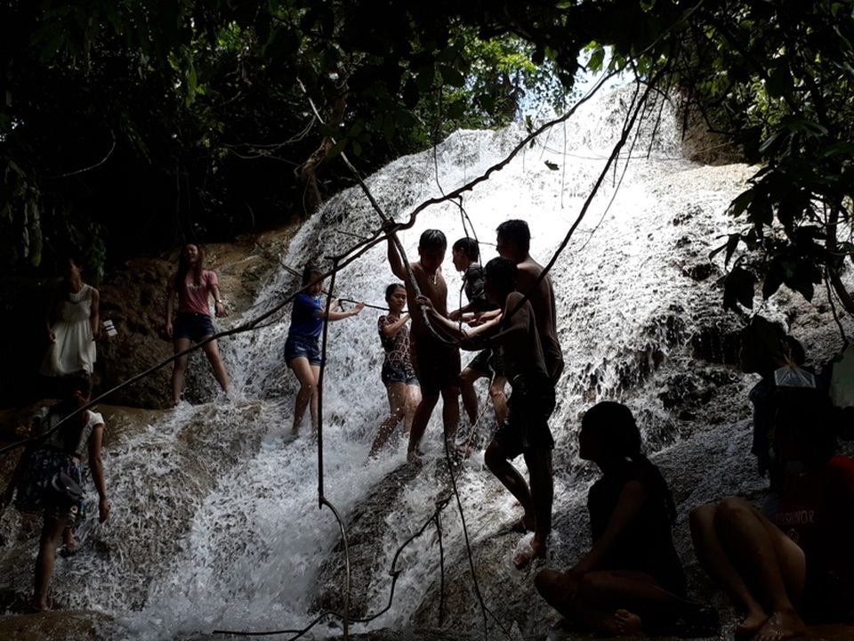 Hai bên dòng thác là khu rừng nguyên sinh tạo nên vẻ đẹp kỳ vỹ.