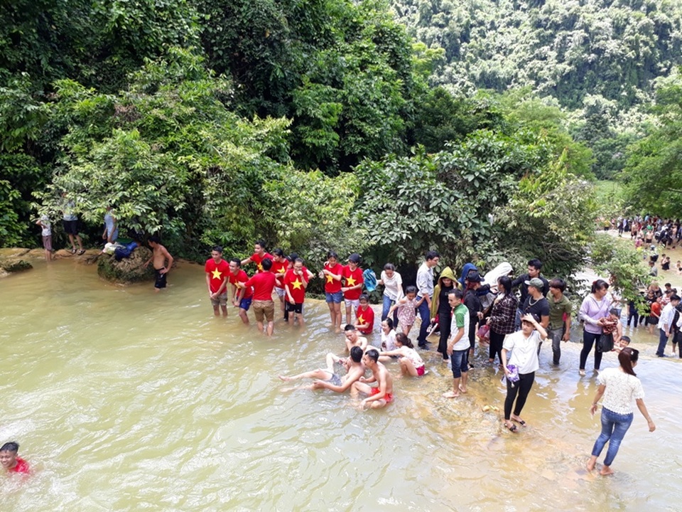 Có những thời điểm, hàng nghìn du khách tìm đến thác Mây để chiêm ngưỡng và đắm mình vào dòng nước mát lạnh, cảm nhận vẻ đẹp của thiên nhiên hùng vỹ.