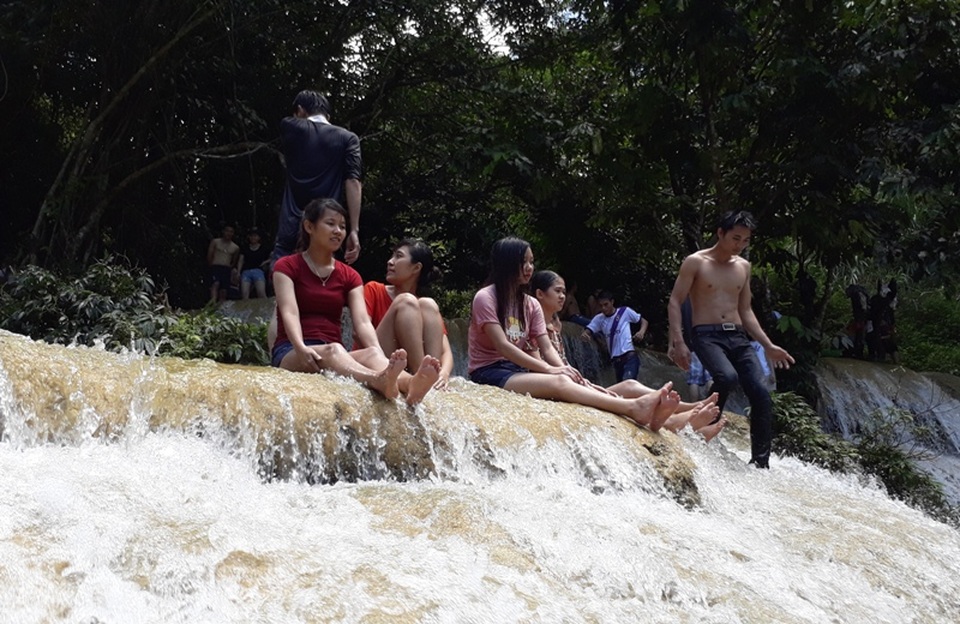Tương truyền, 9 bậc thác chính là dấu chân của 9 nàng tiên thường xuống đây tắm, tượng trưng cho “Chín bậc tình yêu”. Vì vậy, đây cũng là địa điểm lựa chọn của nhiều bạn trẻ.