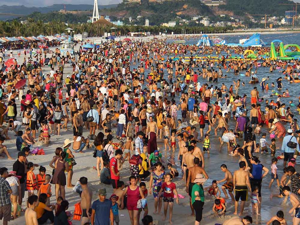 Tại Hạ Long, hàng nghìn người chen nhau xuống tắm tạo nên cảnh tượng đông đúc kinh hoàng. Các phòng nghỉ tại đây gần như không còn. Muốn thuê được phòng dịp này phải đi theo tour hoặc đặt trước 3 ngày. Ảnh: Vietnamnet