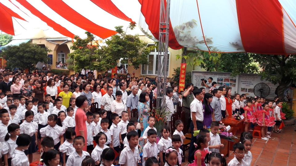 PTT Vũ Đức Đam bất ngờ "đặt hàng" với giáo viên, phụ huynh ngay trong Lễ khai giảng - 3 PTT Vũ Đức Đam bất ngờ "đặt hàng" với giáo viên, phụ huynh ngay trong Lễ khai giảng - 3