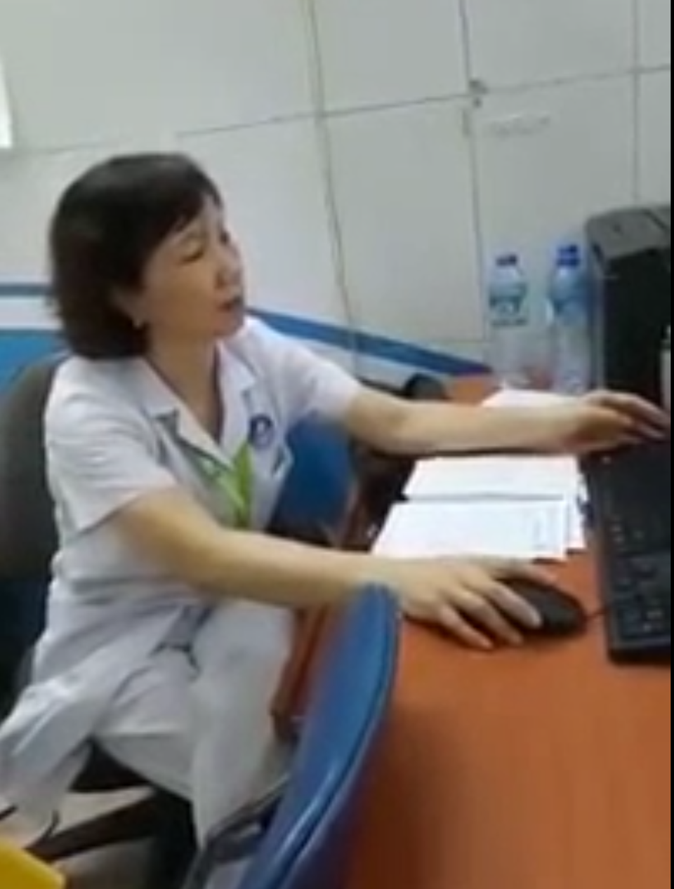 Bác sĩ “gác chân lên ghế” thấy mình bị tổn thương! - 2 Sau khi giải thích, BS Minh viết phiếu để bệnh nhân được hội chẩn ở cấp cao hơn.