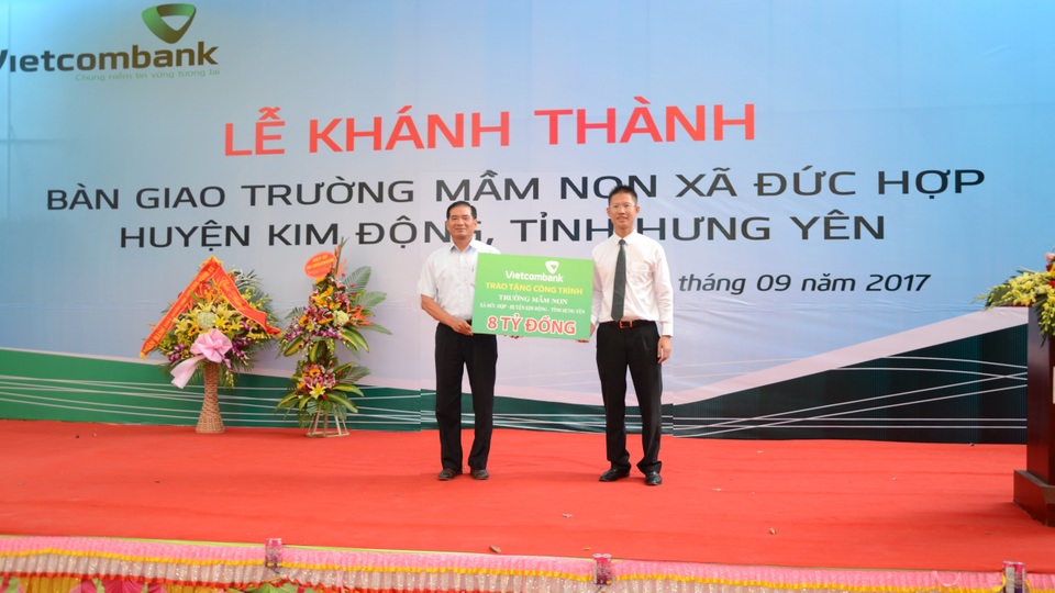 
Ông Nguyễn Xuân Cao Cường – Phó Giám đốc phụ trách điều hành Vietcombank Hưng Yên trao tuợng trưng số tiền 8 tỷ đồng của Vietcombank tài trợ xây dựng truờng
