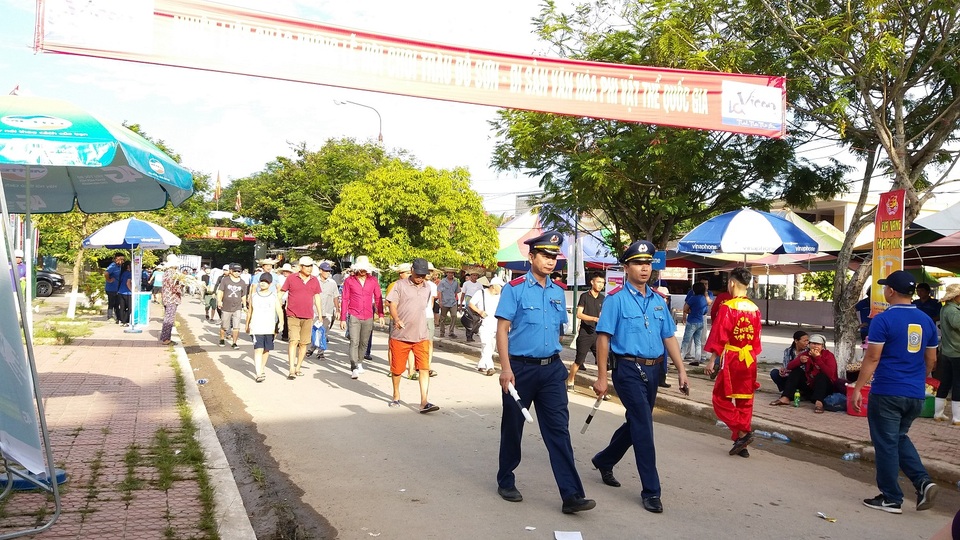 Khán đài đông nghịt người dự Lễ hội chọi trâu Đồ Sơn năm 2017 - 2 Khán đài đông nghịt người dự Lễ hội chọi trâu Đồ Sơn năm 2017 - 2