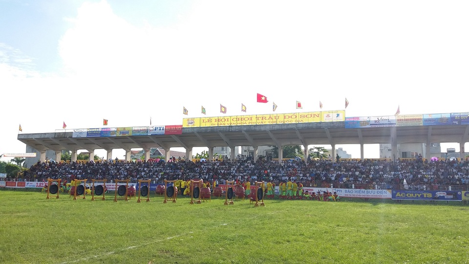 Khán đài đông nghịt người dự Lễ hội chọi trâu Đồ Sơn năm 2017 - 7 Khán đài đông nghịt người dự Lễ hội chọi trâu Đồ Sơn năm 2017 - 7