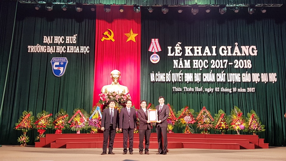 Đại học Khoa học Huế nhận quyết định đạt chuẩn chất lượng giáo dục đại học - 1 PGS.TS. Hoàng Văn Hiển, Hiệu trưởng Đại học Khoa học Huế (thứ 2 từ phải vào) nhận quyết định đạt chuẩn chất lượng giáo dục đại học