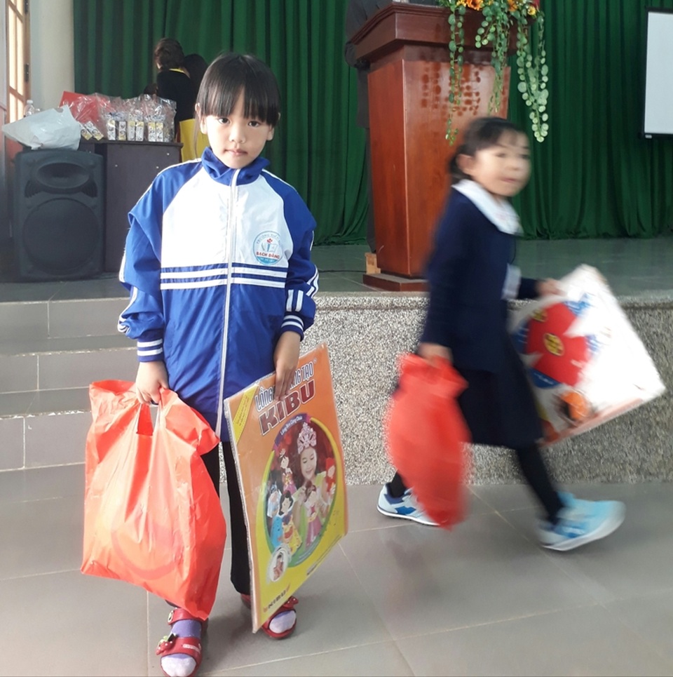 Báo Dân trí tặng quà Trung thu cho các em có hoàn cảnh khó khăn - 3 Những phần quà gồm: bánh trung thu, sữa, lồng đèn, quần áo được trao đến tay các em